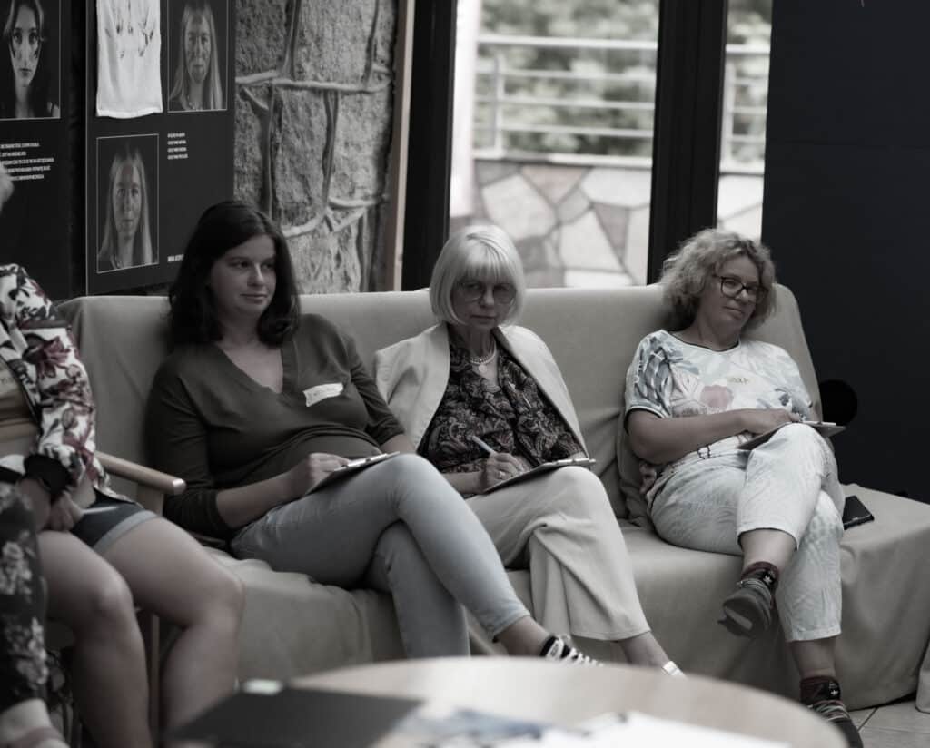 Zdjęcie przedstawia uczestników warsztatów „STOPklatka - ile globalności w naszej lokalności”