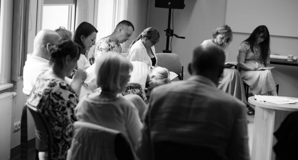 Zdjęcie przedstawia uczestników warsztatów „STOPklatka - ile globalności w naszej lokalności”