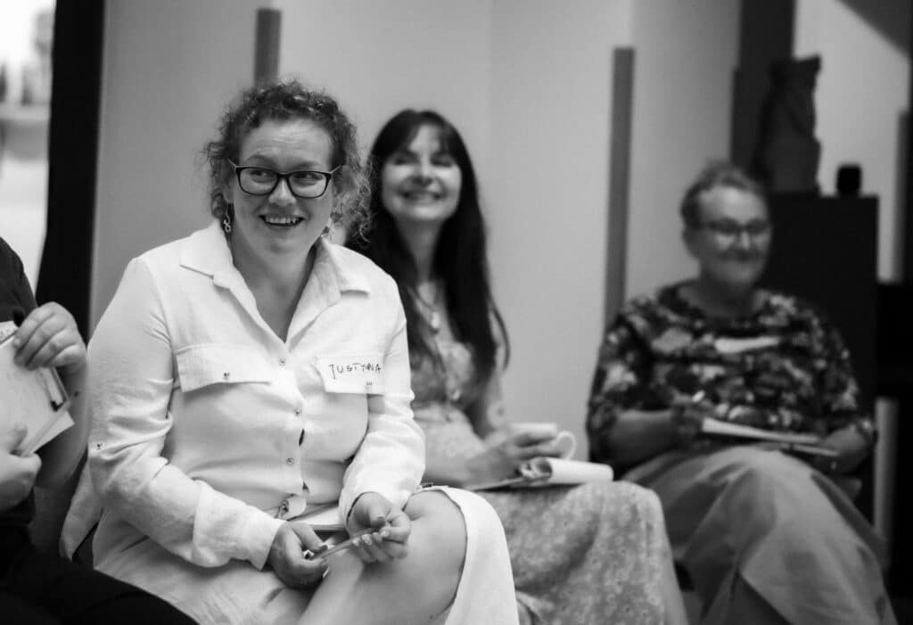 Zdjęcie przedstawia uczestników warsztatów „STOPklatka - ile globalności w naszej lokalności”