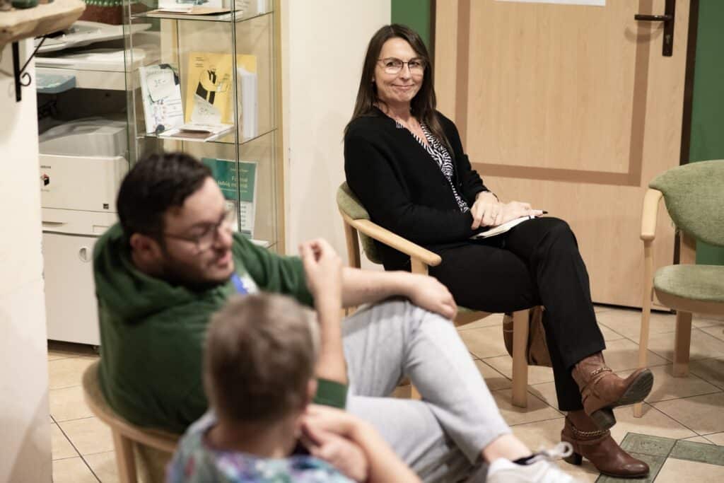 Zdjęcie przedstawia uczestników warsztatów „STOPklatka - ile globalności w naszej lokalności”