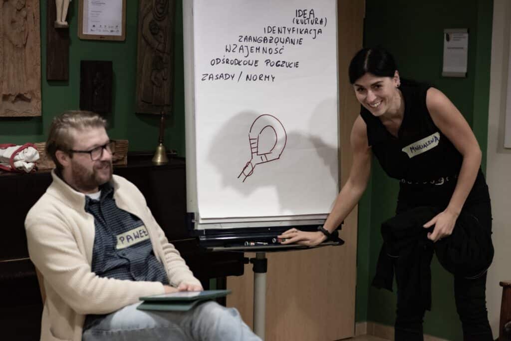 Zdjęcie przedstawia uczestników warsztatów „STOPklatka - ile globalności w naszej lokalności”