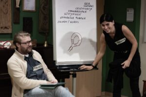 Zdjęcie przedstawia uczestników warsztatów „STOPklatka - ile globalności w naszej lokalności”